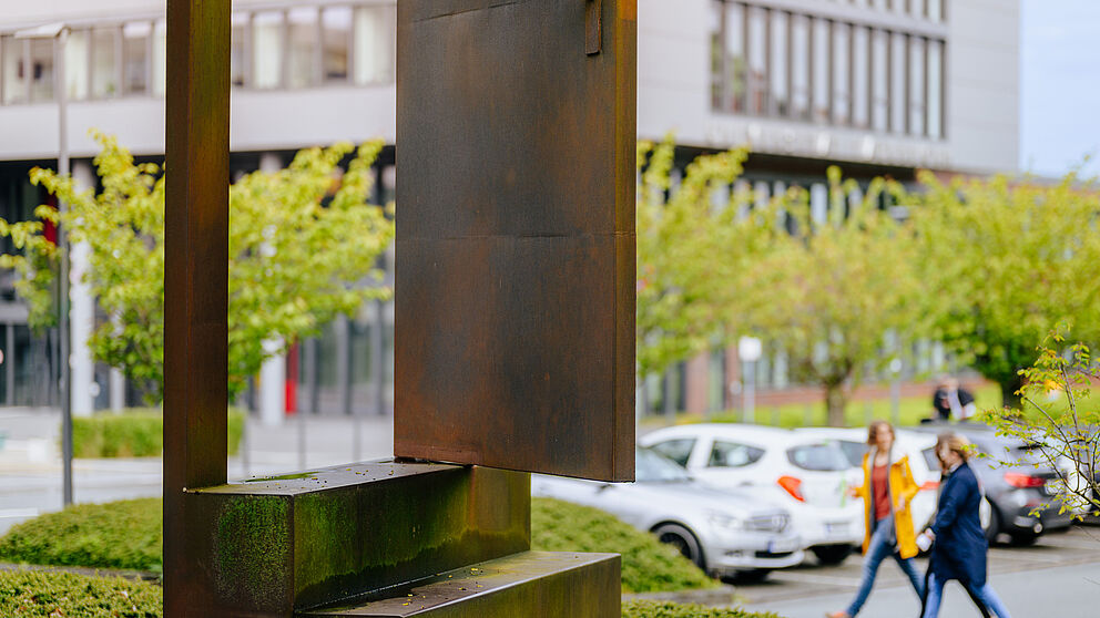 Foto: Besim Mazhiqi Ein Kunstwerk, das eine offene Tür auf dem Campus zeigt