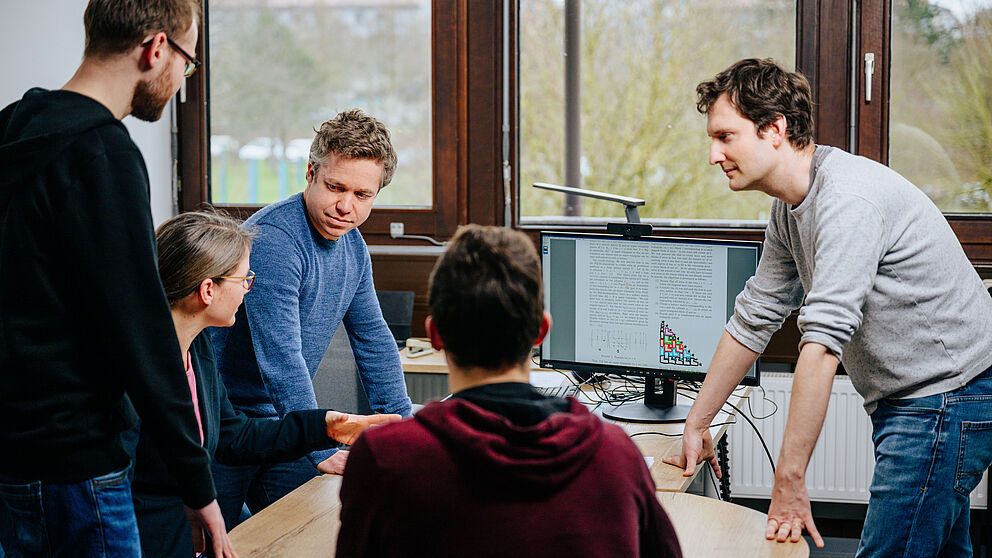 Foto: Besim Mazhiqi fünf Personen diskutieren an einem Tisch